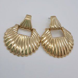 VTG Gold Tone Scalloped Hinge Knocker Earrings